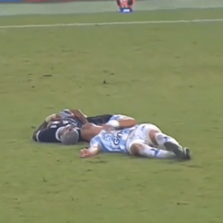 Jaderson (à esquerda) levou a pior em choque com Novillo durante Remo x Paysandu Jaderson (à esquerda) levou a pior em choque com Novillo durante Remo x Paysandu