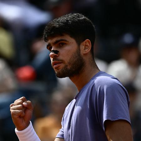 Alcaraz comemora durante vitória contra Draper no Masters 1000 de Roma