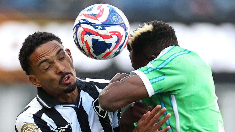 Vitinho e Tolo brigam pela bola em Botafogo x Seattle Sounders, partida do Mundial Vitinho e Tolo brigam pela bola em Botafogo x Seattle Sounders, partida do Mundial