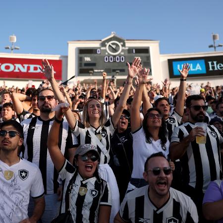 Torcedores do Botafogo fazem a festa durante jogo contra o PSG pelo Mundial Torcedores do Botafogo fazem a festa durante jogo contra o PSG pelo Mundial