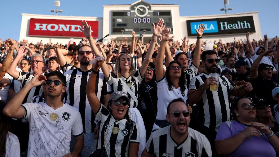 Torcedores do Botafogo fazem a festa durante jogo contra o PSG pelo Mundial