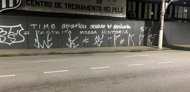 Muro do CT do Santos é pichado após derrota na Copa do Brasil