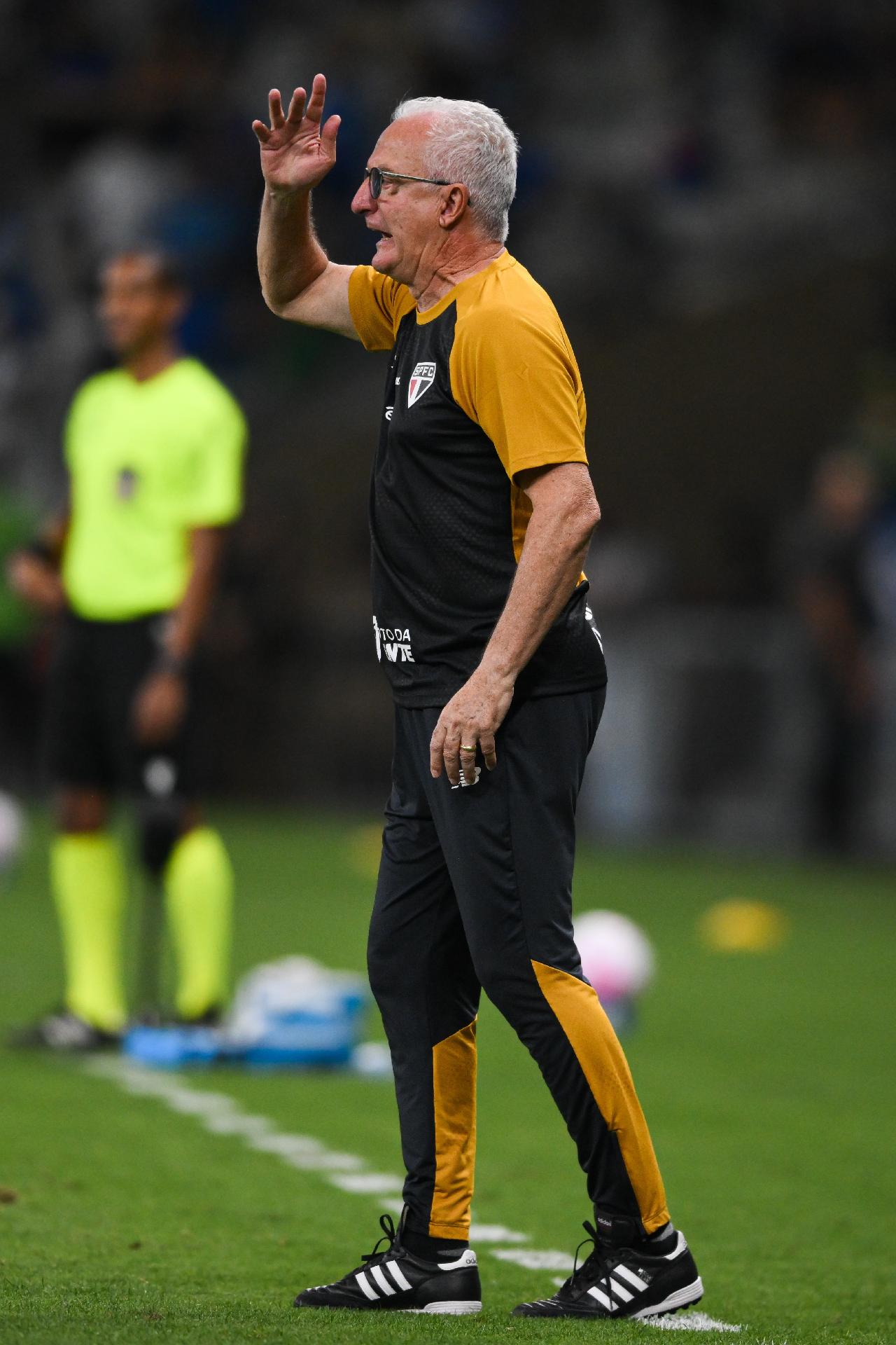 Dorival Júnior comandando o São Paulo durante derrota por 2 a 0 para o Cruzeiro - undefined