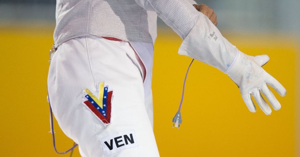 Detalhe no uniforme da esgrimista venezuelana Alejandra Benitez