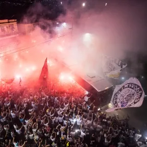 Torcida do Santos faz festa na chegada do ônibus da equipe antes de Santos x Palmeiras pela final da Copa do Brasil - Ricardo Nogueira/Folhapress