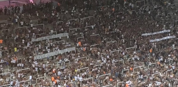 Torcidas organizadas têm cobrado Corinthians para apresentar contas do estádio - Dassler Marques/UOL 