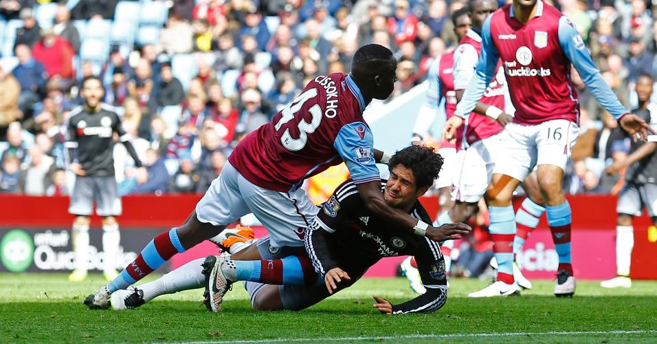 02.abr.2016 - Alexandre Pato, do Chelsea, sofre pênalti de Aly Cissokho, do Aston Villa