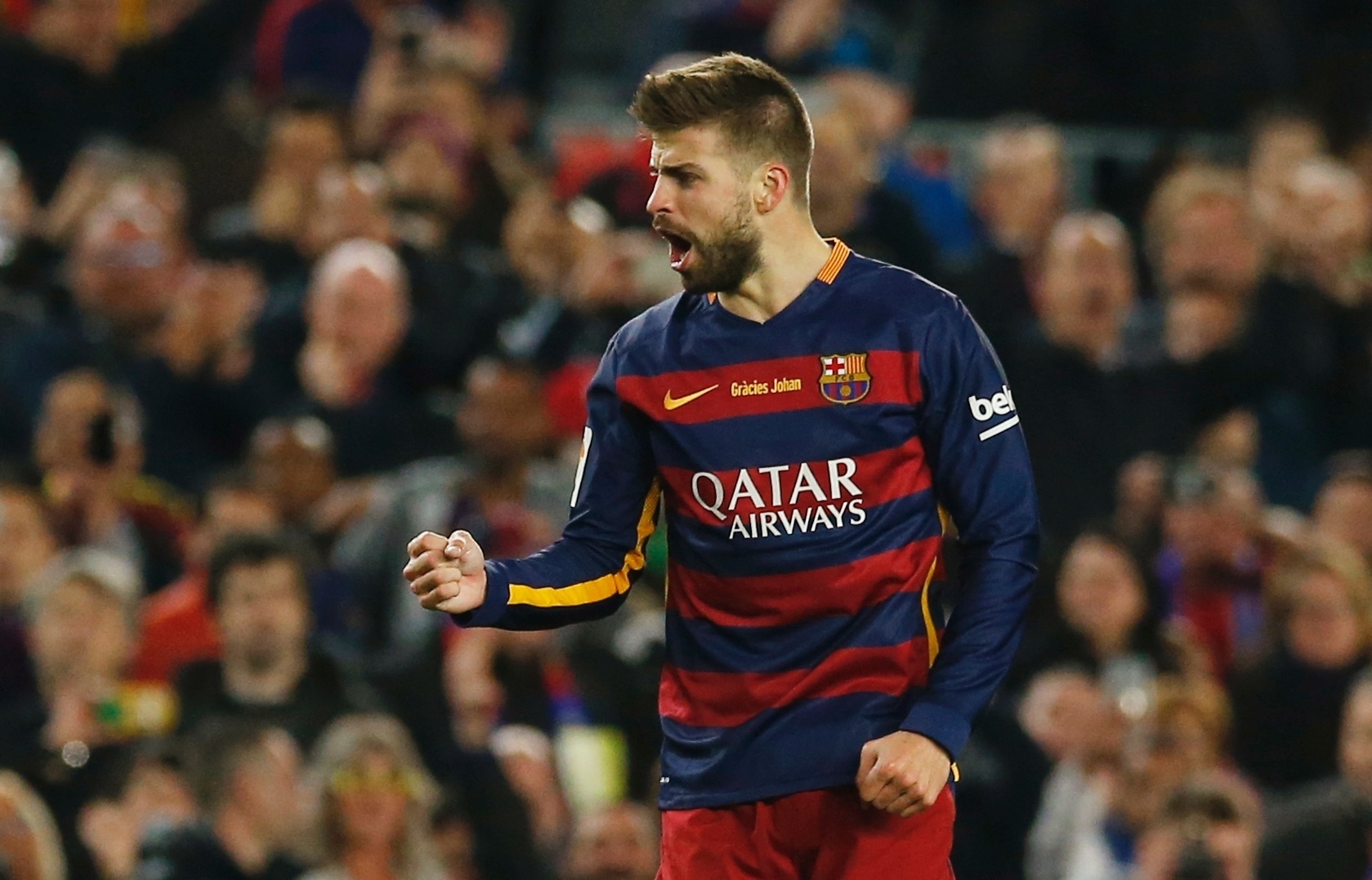 Pique, zagueiro do Barcelona, comemora gol marcado contra o Real Madrid no clássico espanhol - Reuters / Albert Gea