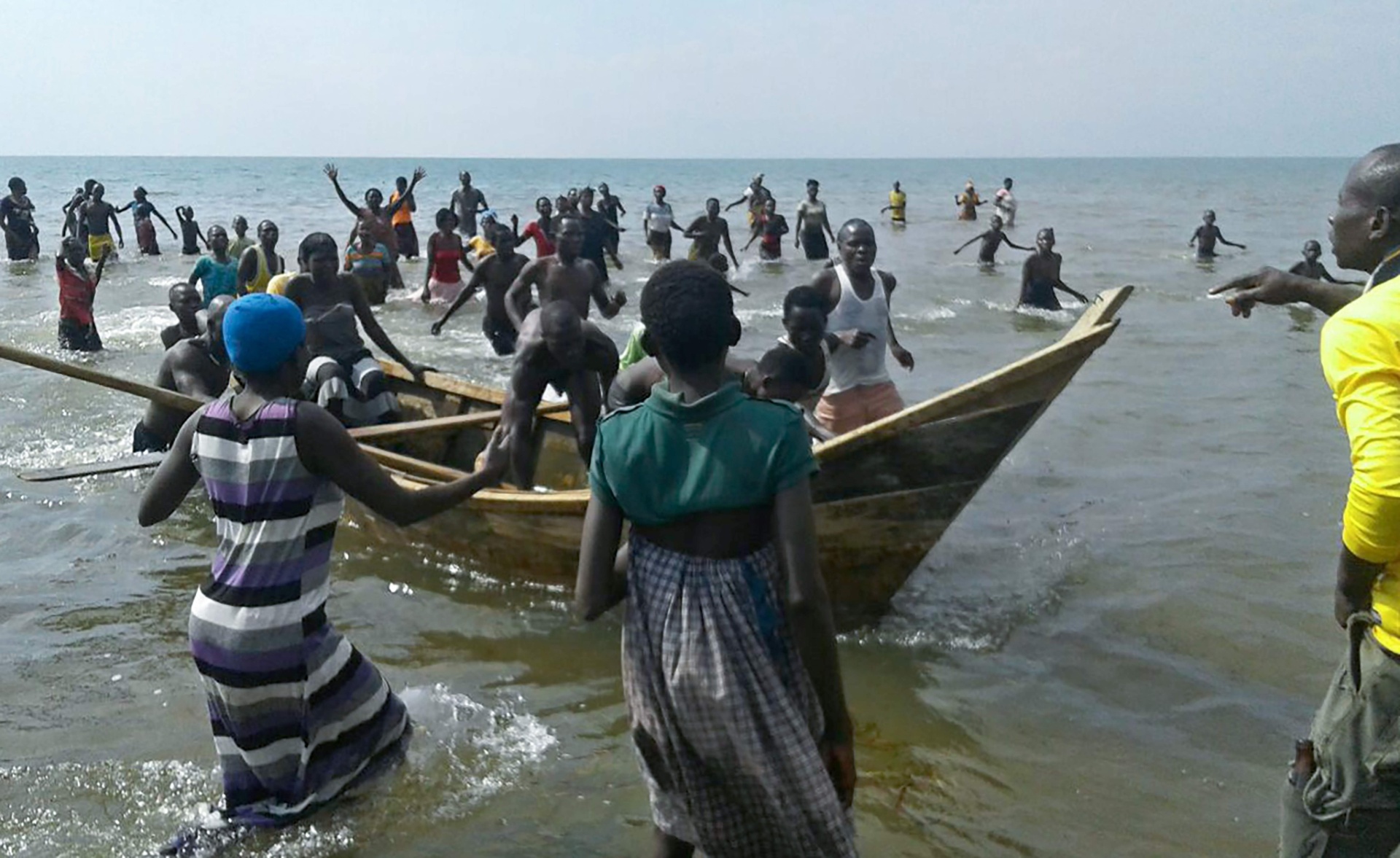 Um acidente de barco em Uganda registrou pelo menos nove mortes, segundo a imprensa local. A embarcação transportava 45 pessoas, entre torcedores e jogadores de um time amador local, quando afundou no Lago Alberto. Inicialmente, 15 pessoas sobreviveram - AFP Photo