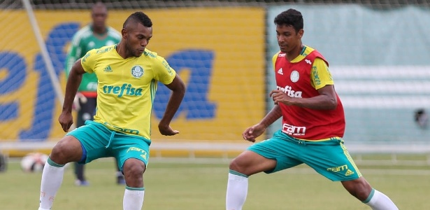 Borja sofre marcação do zagueiro Antônio Carlos durante o coletivo - Cesar Greco/Ag Palmeiras