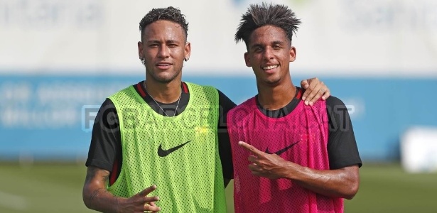 Neymar e Vitinho posam para foto no treino deste sábado (15) do Barcelona - Divulgação/Barcelona