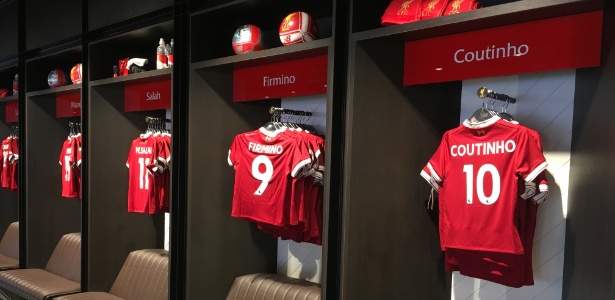Camisa 10 de Coutinho à venda na nova loja oficial do Liverpool, em Anfield - Caio Carrieri/Colaboração para o UOL