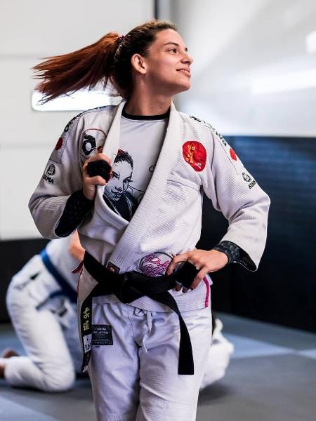 Claudia do Val aproveita as viagens para dar aulas e bancar a vida de atleta. Outra fonte de renda são peças de roupa com a sua marca, como a camiseta sob o quimono - Arquivo Pessoal