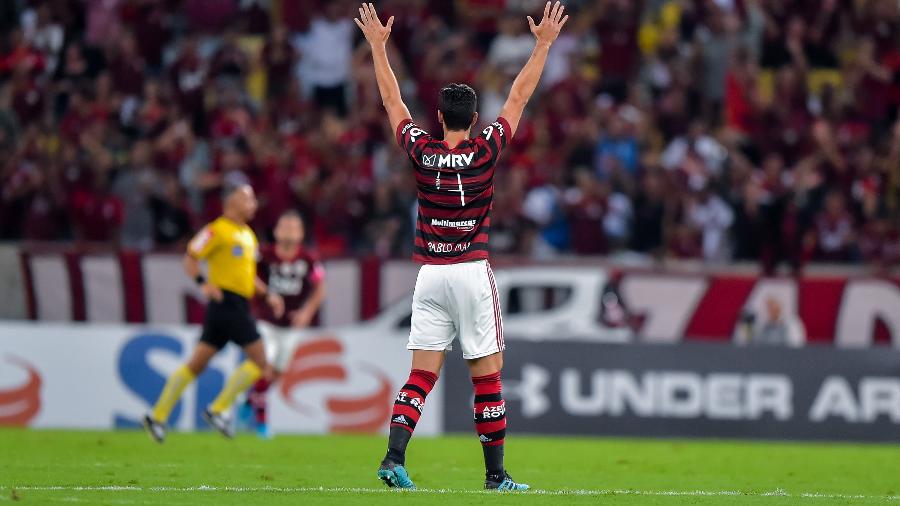 Pablo Marí acena em Flamengo e Atlético-MG - Thiago Ribeiro/Agif