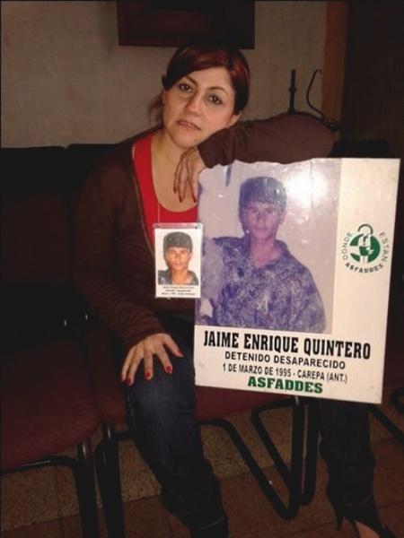 Silvia Quintero posa com cartaz de desaparecido de Jaime Quintero, pai de Juan Fernando Quintero, volante do River Plate - Reprodução/Twitter