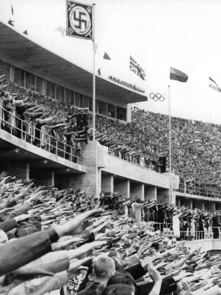 No Estádio Olímpico de Berlim, pessoas fazem saudação nazista durante cerimônia de abertura dos Jogos Olímpicos de 1936 - Schirner Sportfoto/picture alliance via Getty Images