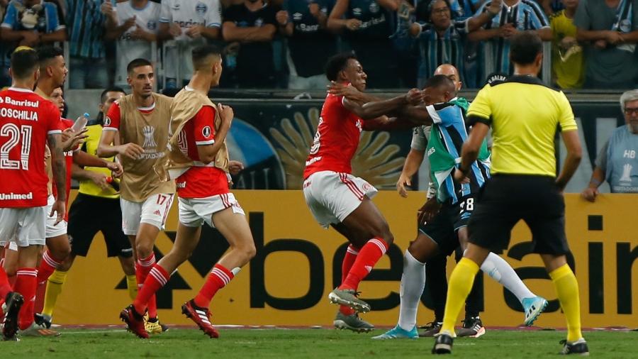Confusão no jogo entre Grêmio e Internacional pela Libertadores 2020 terminou com oito expulsos - Jeferson Guareze/AGIF