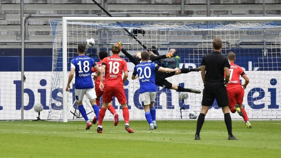 24.mai.2020 - Primeiro gol do Augsburg contra o Schalke 04 foi marcado por Eduard Lowen - Martin Meissner/Pool/AFP