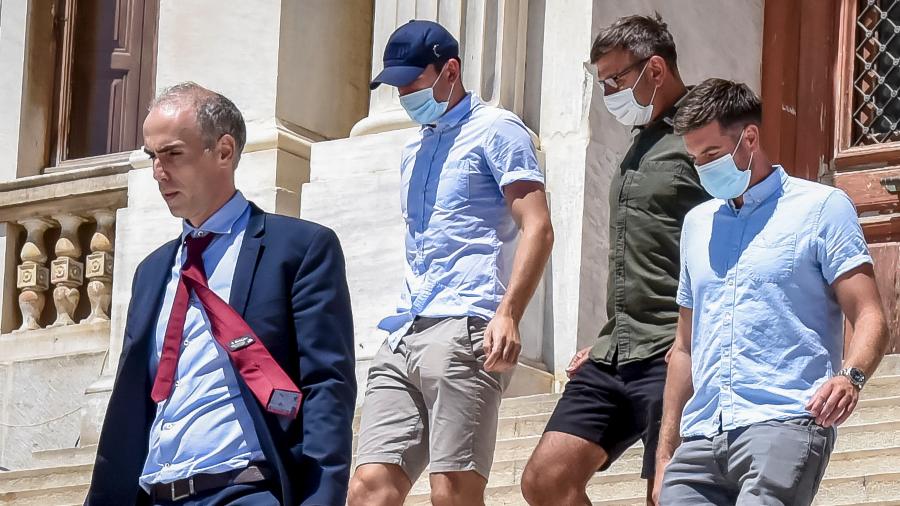 Harry Maguire (de boné), zagueiro do Manchester United, deixa tribunal na ilha grega de Syros após se declarar inocente - EUROKINISSI/AFP
