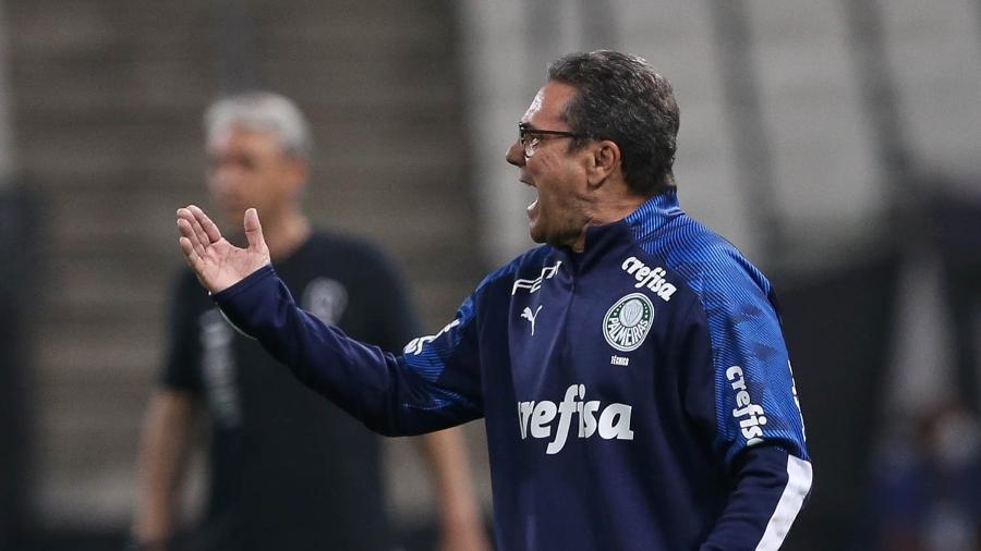Vanderlei Luxemburgo comanda o Palmeiras na partida contra o Corinthians pelo Campeonato Brasileiro - Cesar Greco/Palmeiras