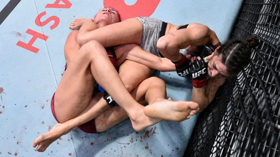 Mackenzie Dern em luta contra Randa Markos no UFC em Las Vegas - Chris Unger/Zuffa LLC via Getty Images