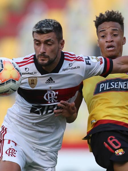 Arrascaeta disputa bola com Byron Castillo durante Barcelona x Flamengo - Dolores Ochoa / POOL / AFP)