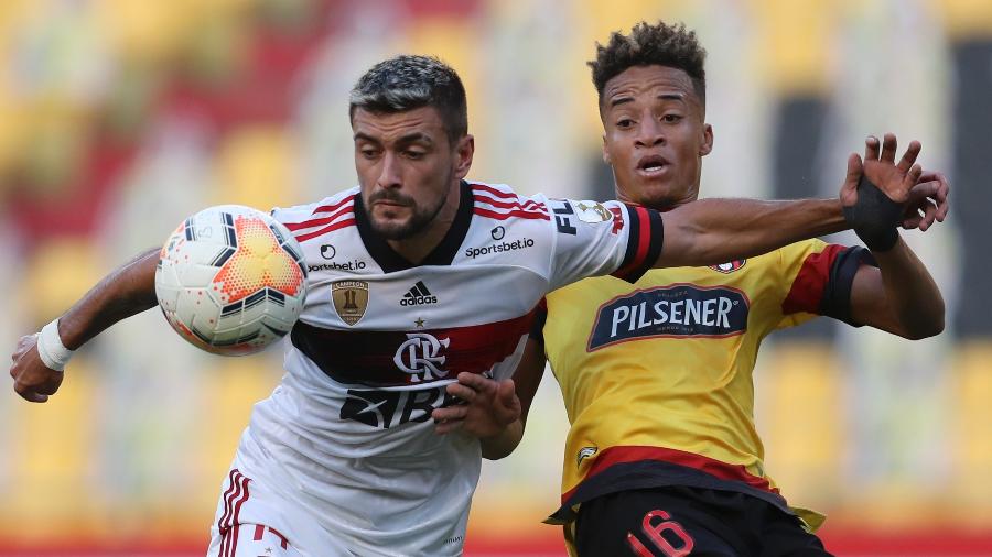 Arrascaeta disputa bola com Byron Castillo durante Barcelona (EQU) x Flamengo pela Libertadores - Dolores Ochoa / POOL / AFP)