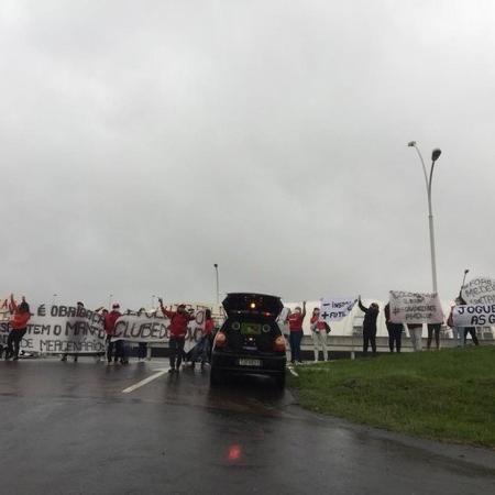 Torcedoras do Internacional protestam em frente ao CT Parque Gigante - Reprodução/Twitter