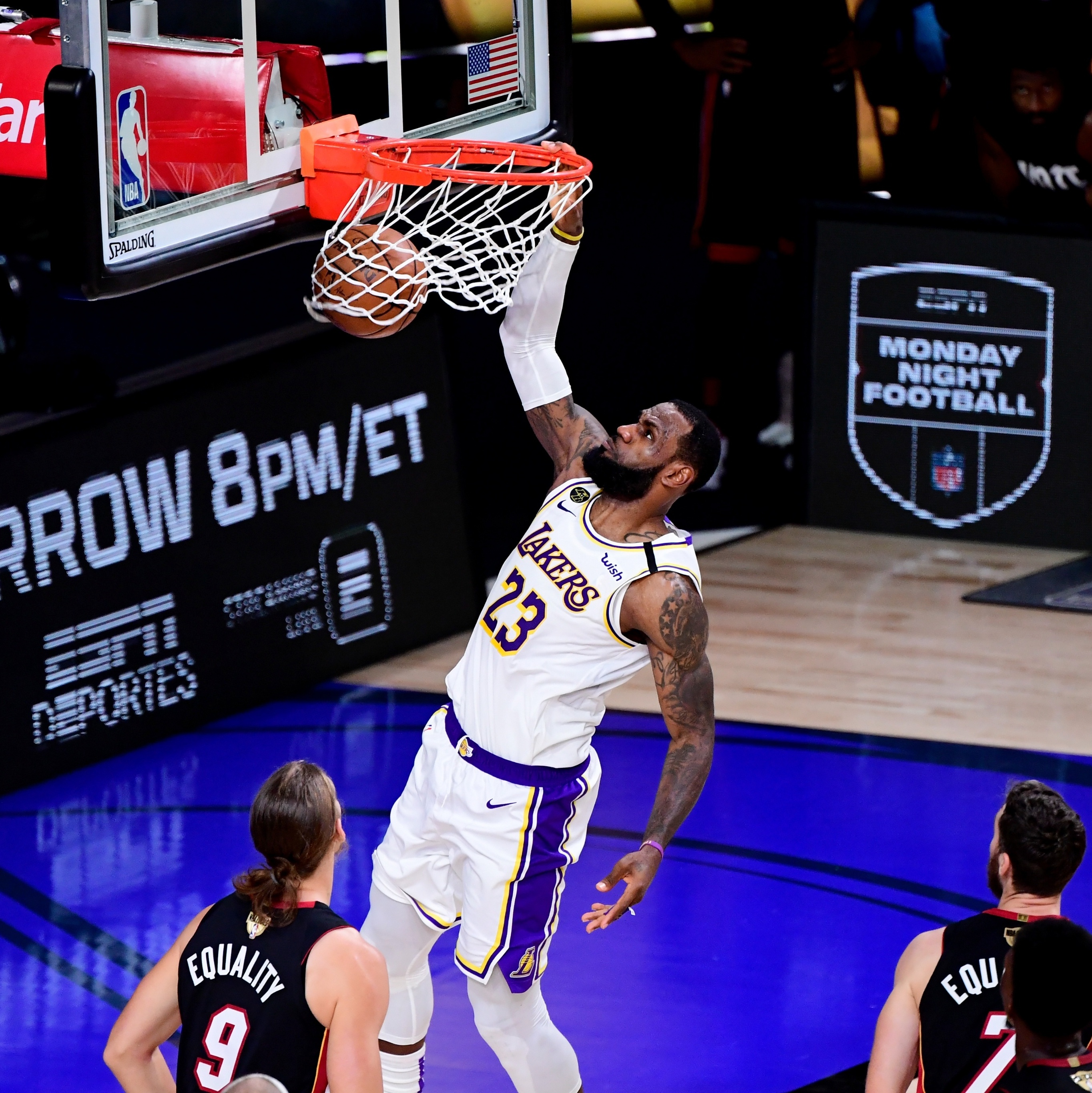 Daquiprafora Esportes - Apesar da discussão gerada sobre quem é o melhor  jogador da história do basquete (Jordan x Lebron), após o título do LA  Lakers esse ano, Michael Jordan ainda é