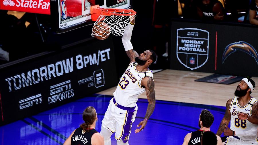 LeBron James enterra na partida decisiva das finais da NBA entre Lakers e Heat - Douglas P. DeFelice/Getty Images