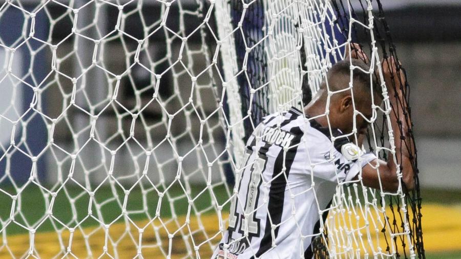 Keno se lamenta durante a partida entre Atlético-MG e Sport: o Galo fez apenas cinco pontos nos últimos 15 disputados - Fernando Moreno/AGIF