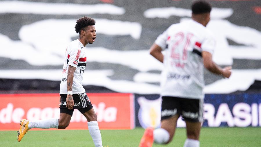 Tchê Tchê celebra gol pelo São Paulo contra o Flamengo no Maracanã - Jorge Rodrigues/AGIF