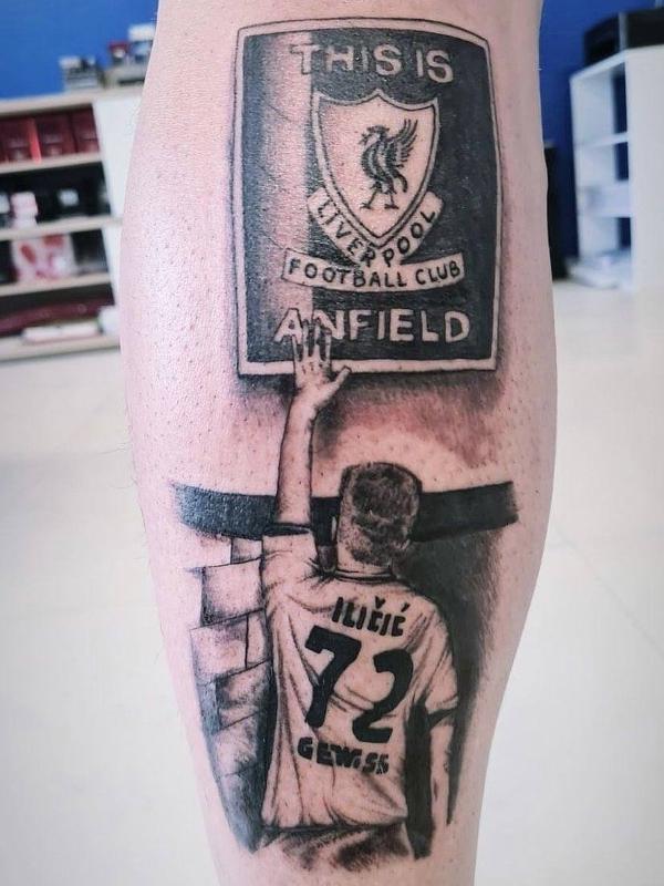 Josip Ilicic, um dos principais jogadores da Atalanta, postou sua nova tatuagem no Instagram com o símbolo do Liverpool