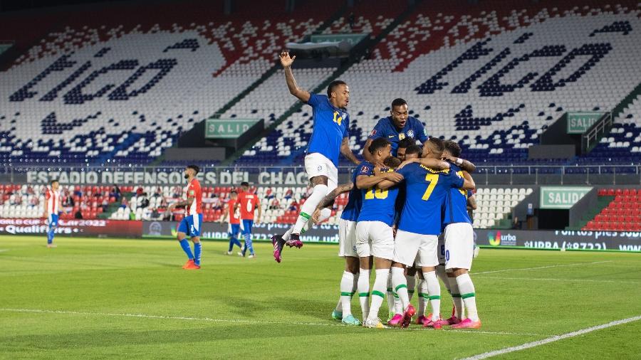 Jogadores da seleção brasileira comemoram gol de Neymar contra o Paraguai logo nos primeiros minutos - Lucas Figueiredo/CBF