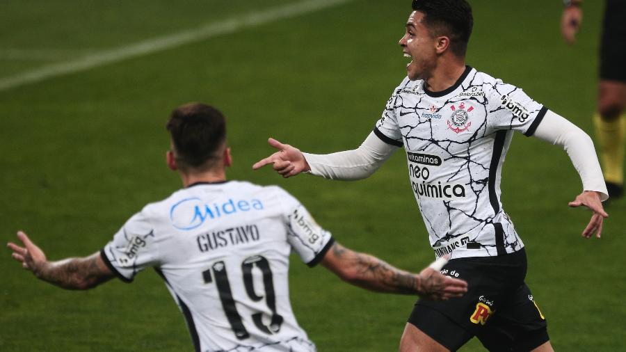 Roni comemora seu gol com Gustavo Silva durante partida entre Corinthians e RB Bragantino, pelo Brasileirão 2021. - Ettore Chiereguini/AGIF