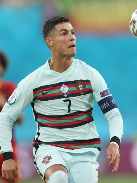 Cristiano Ronaldo em ação durante a partida entre Portugal e Bélgica, pela Eurocopa - Getty Images