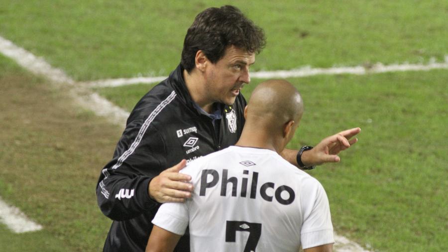 Fernando Diniz conversa com Carlos Sánchez durante a partida do Santos contra o Sport, pelo Brasileirão 2021 - Fernanda Luz/AGIF