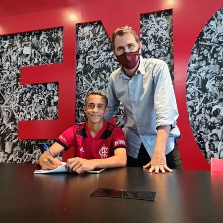 Revelação do sub-17 do Flamengo, Matheus Gonçalves assina seu primeiro contrato como profissional em agosto de 2021 - Nathã Soares / Flamengo