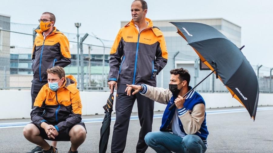 Vencedor do GP da Itália, Daniel Ricciardo observa a pista de Sochi com colegas da McLaren  - McLaren