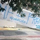 Com galinhas, milho e faixa, torcida do Cruzeiro protesta na porta da FMF