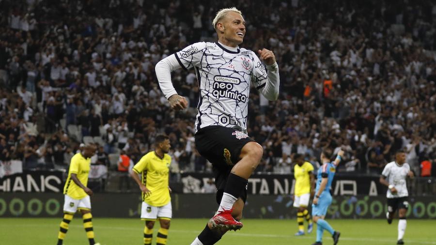 Roger Guedes comemora gol marcado pelo Corinthians no confronto contra o São Bernardo - RICARDO MOREIRA/ZIMEL PRESS/ESTADÃO CONTEÚDO