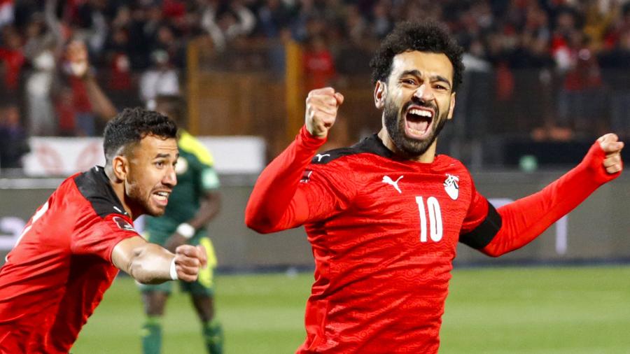 Mohamed Salah (dir) e Trezeguet Hassan comemoram após o gol do Egito no duelo contra o Senegal pelas Eliminatórias da Copa do Qatar, no Estádio do Cairo. 25/03/2022 - KHALED DESOUKI/AFP
