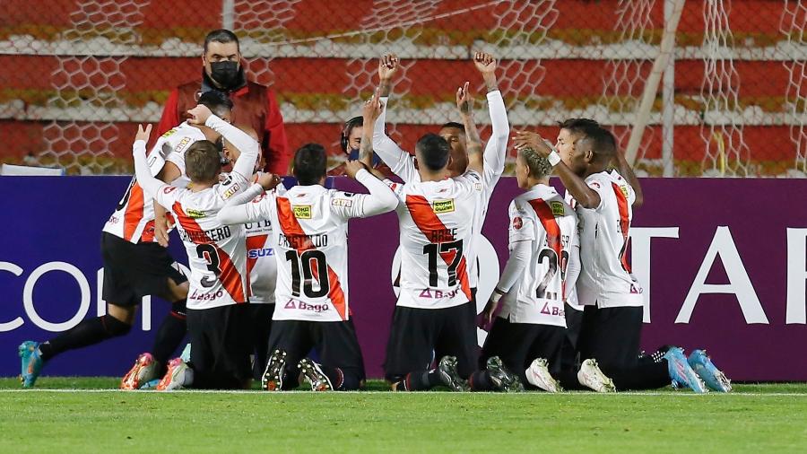 Jogadores do Always Ready comemoram gol marcado diante do Corinthians, em jogo válido pela fase de grupos da Libertadores - Manuel Claure/Reuters