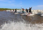 Surfista de ondas gigantes encara a Pororoca, no Maranhão - divulgação