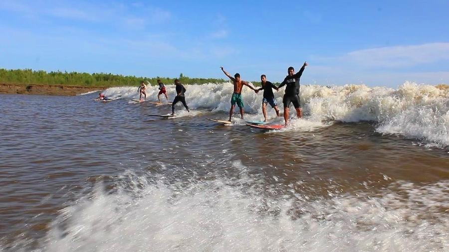 André Pássaro surfa na Pororoca, no Maranhão - divulgação