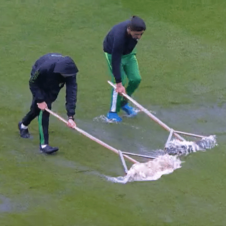 Lá vem ele deslizar no gramado. 💥 📸 - Doentes por Futebol