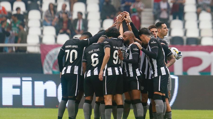 Jogadores do Botafogo se abraçam antes do duelo contra o Fluminense, pelo Brasileirão 2022 - Vítor Silva/Botafogo