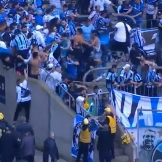 Fé Tricolor. Pequeno Romero, filho de cônsul do Grêmio, recebe 1º batismo  na capela da Arena - Notícias - Terceiro Tempo