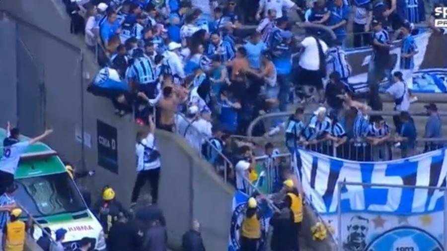 Torcedores do Grêmio brigaram entre si na partida contra o Cruzeiro  - Reprodução/SporTV