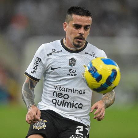 Fagner em ação pelo Corinthians durante partida contra o Fluminense no Maracanã - Thiago Ribeiro/AGIF